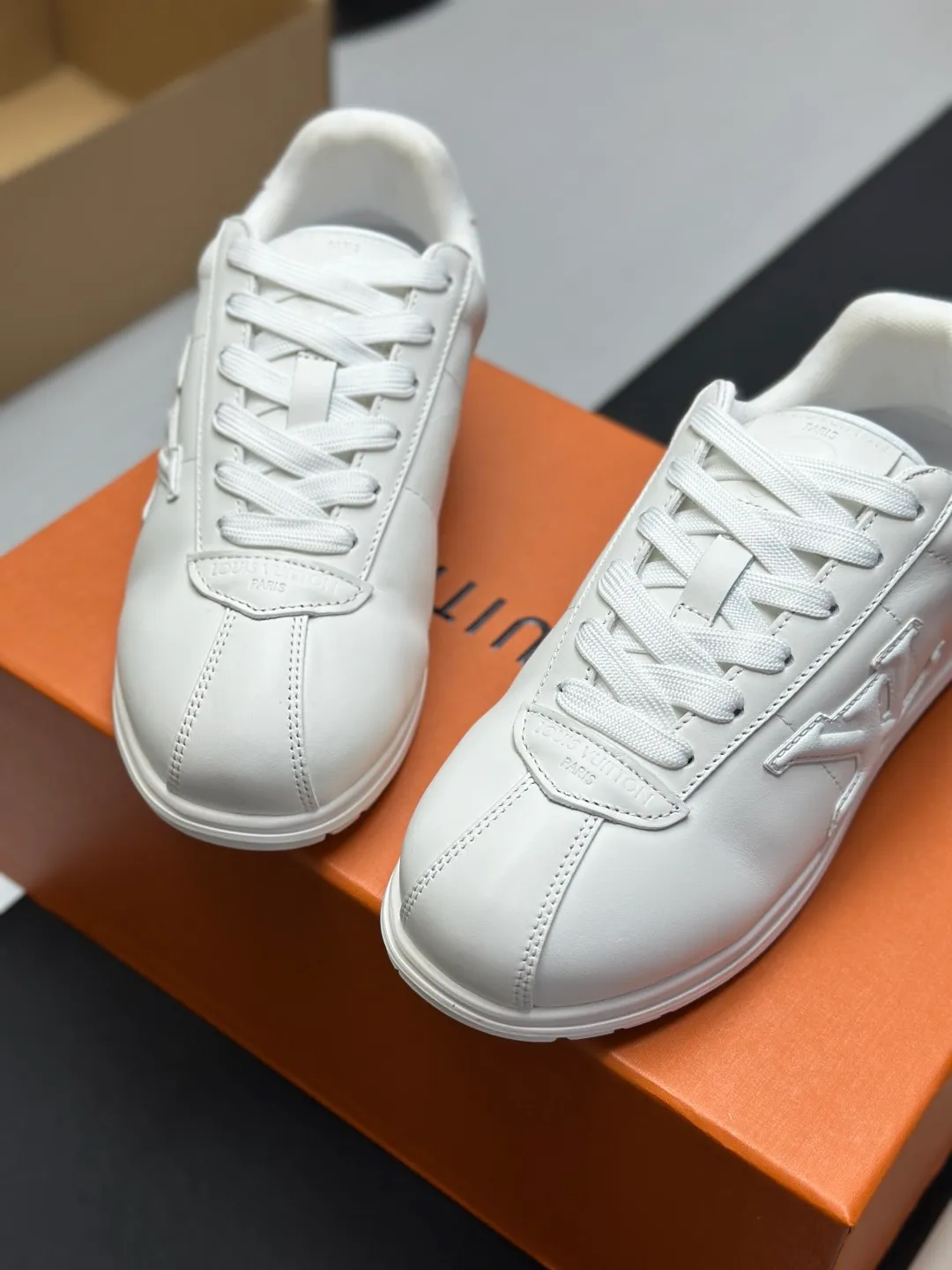 👟👟Ex-factory price 680👟👟 Full set of packaging with airplane box💰Top version LV-Louis Vuitton-classic catwalk new style 1:1 development replica of the original version! ! The upper foot is very comfortable. It is made of luxurious materials and fine workmanship. The midsole is printed with English letters "Made in Europe". The upper is made of calfskin imported from Italy. The side is decorated with the brand's LOGO and signature. The latest latex foot pads and mesh lining make the foot feel super comfortable. The original two-color TPU combination outsole is specially provided by the original factory. Bag technology Goodyear stitched edges Fabric: Exclusive customized first-layer cowhide Accessories: Exclusive private model Vuitton logo, lining: Customized silk mesh lining - first-layer silk cowhide lining Outsole: TPU combination outsole wear-resistant, non-slip and anti-yellowing Foot pads: new latex pads-mesh sweat-absorbent Counter technology: fully computerized sewing machine wire drawing Toe box back cover Hot and cold shaping Full set of pull-top lasts with medium and low logo patterns Special counter packaging - shoelaces, certificate, card, instructions, certificate of quality, dust bag, the most complete packaging on the entire network, women's 35-40 men's 38-46 (38/46 customized, non-refundable! GD9916